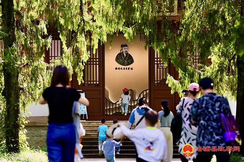 不断攀登新的思想高峰——深入学习和全面贯彻习近平新时代中国特色社会主义思想述评
