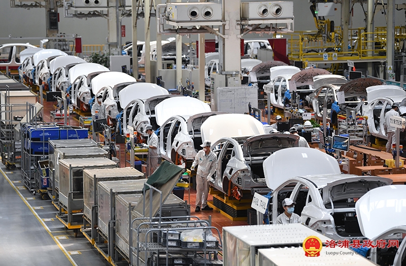 不断攀登新的思想高峰——深入学习和全面贯彻习近平新时代中国特色社会主义思想述评