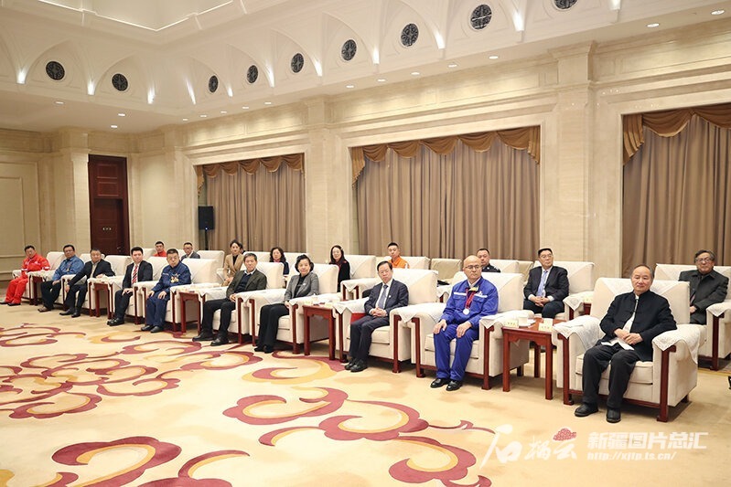 马兴瑞艾尔肯·吐尼亚孜会见自治区各界专家学者知名人士代表
